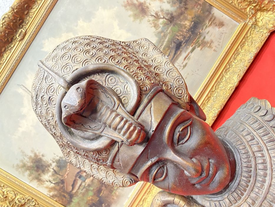 Стар бюст египетски фараон