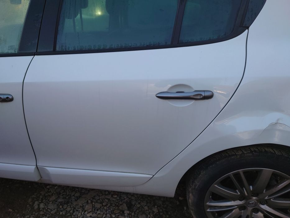 Ușa / portiera stânga față / spate Renault Megane 3 hatchback