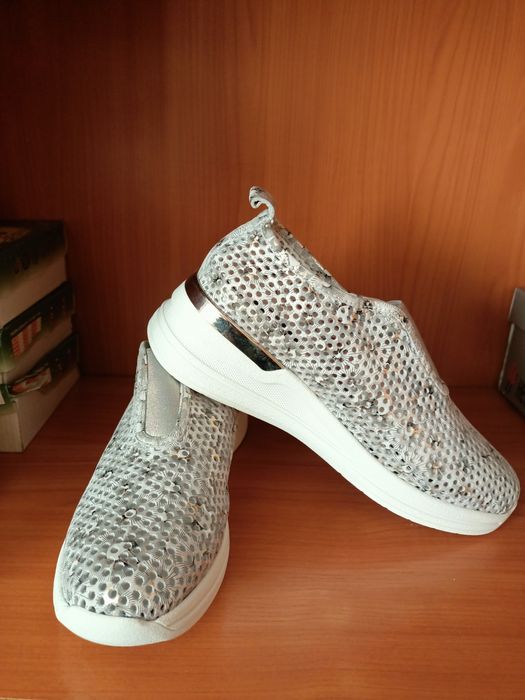 Кроссовки женские