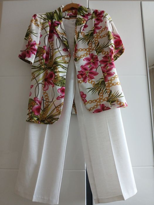 Продавам дамски летен костюм.