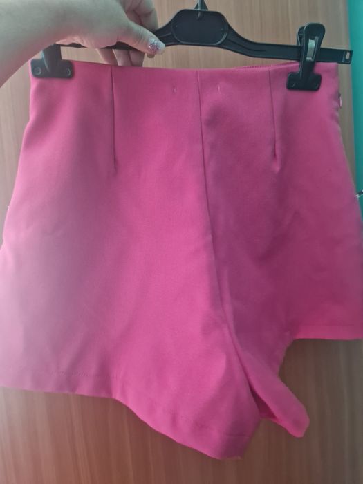 Pantaloni scurti roz cu pietre, model italian