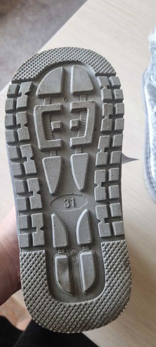 Уги  на девочку зима