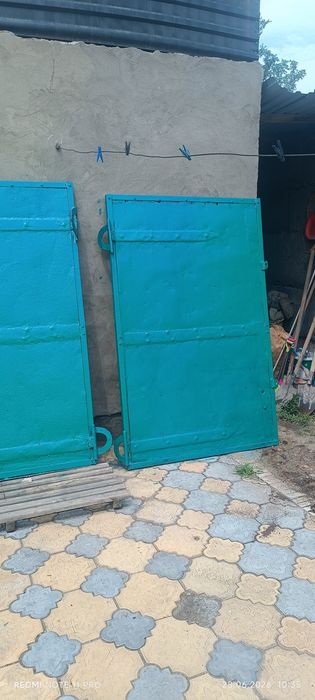 Трубы металл и полипропилен. Ворота.