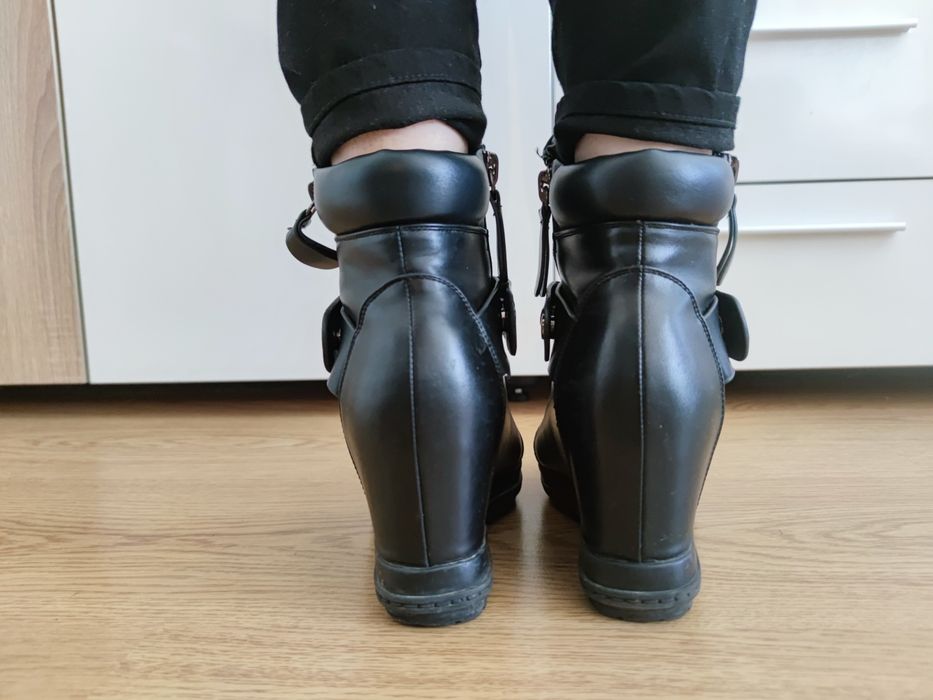 Дамски обувки с вградена платформа