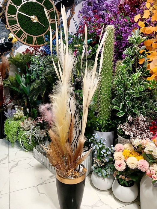 Декоративные сухие ветки. Искусственные цветы и деревья