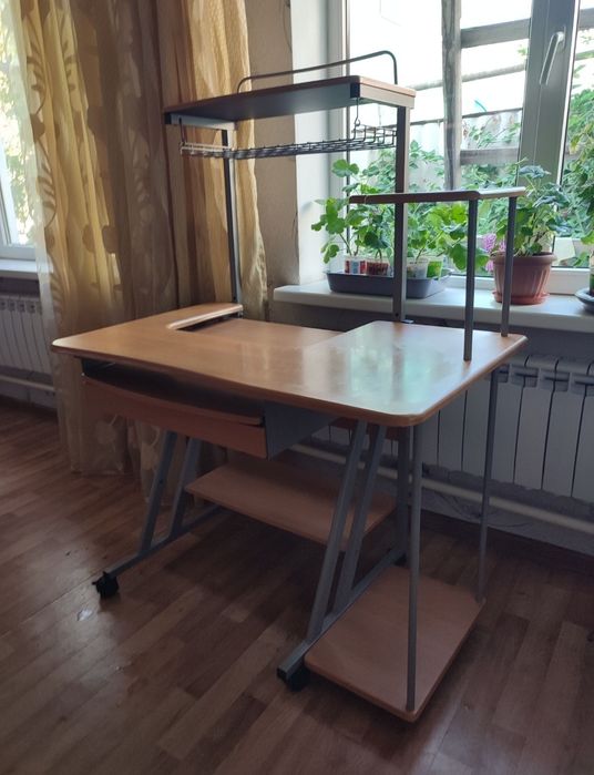 продам учебный/компьютерный стол