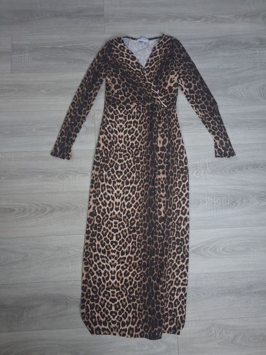 De vânzare,purtate de maxim 2 ori.                        Mărimi,L,XL.