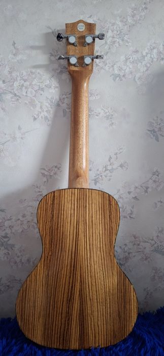 Укулеле среднее.