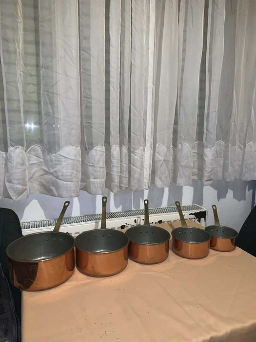 Set de cinci vase din cupru cu maner din bronz