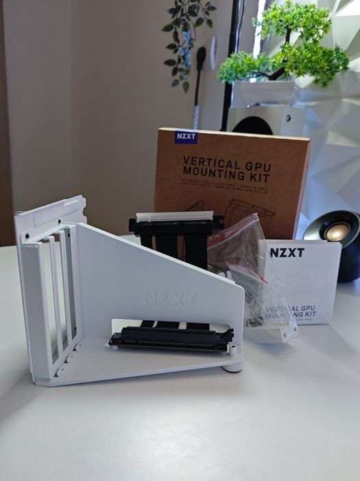 NZXT Vertical GPU Mounting Kit White (PCIe 4.0 Riser Cable) – Пълен комплект