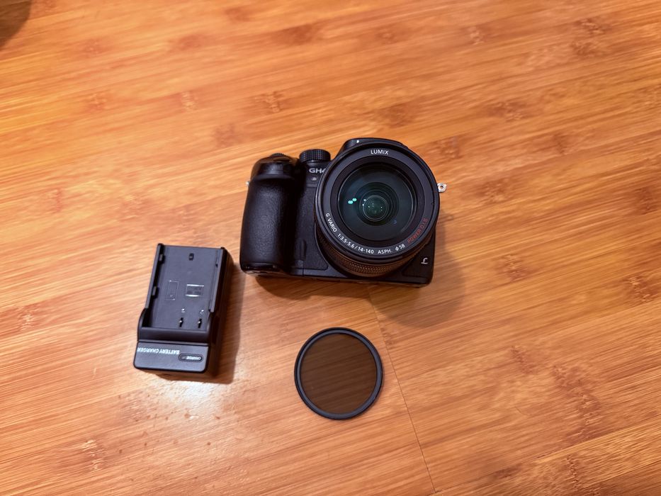 Aparat foto Lumix GH4 Kit cu obiectiv G Vario 14-140 F 3.5-5.62