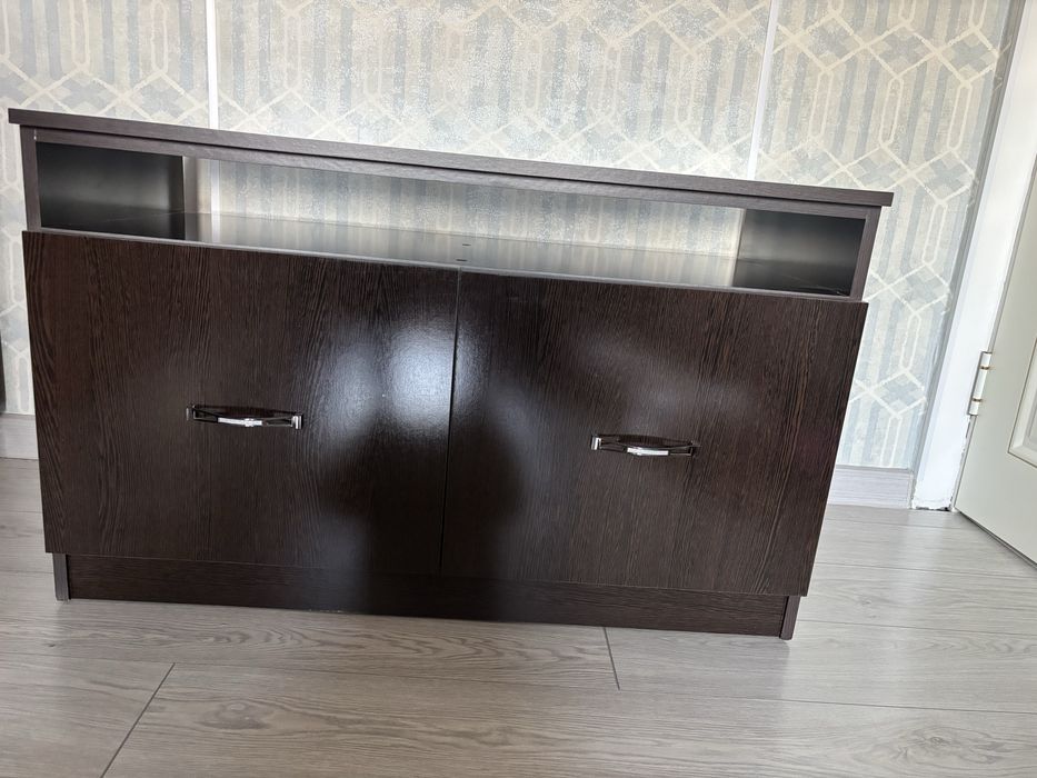 Продается тумба под телевизор.