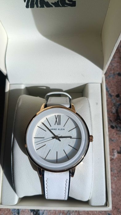 Дамски  часовник Anne Klein (АН КЛАЙН )  от неръждаема стомана с японски кварцов механизъм S. Epson .