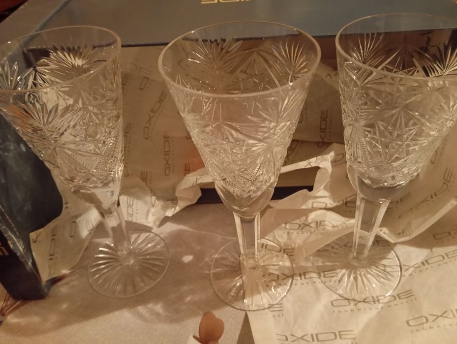 Хрустальные бокалы на ножке