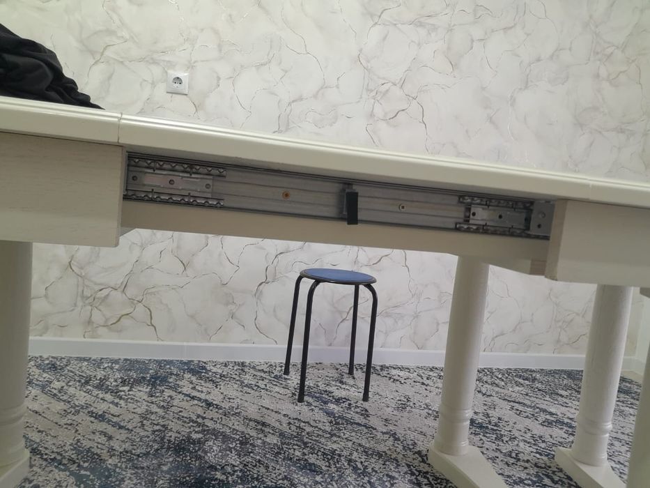 Продам стол добротный