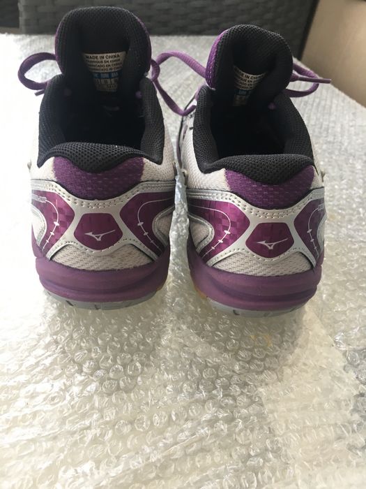 MIZUNOдетски маратонки35и33н. Много здрави и удобни за крака м-ки.