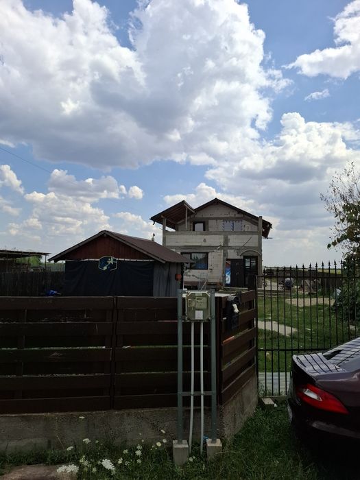 Vând casa cu etaj mansardat