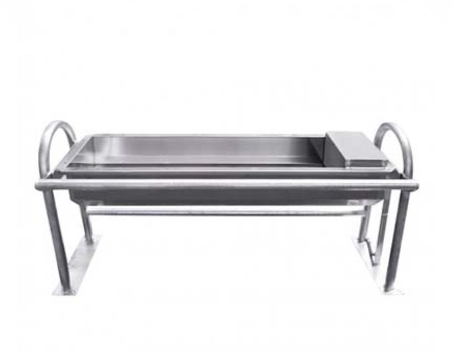 Наклонная поилка для животных
Емкость для питья воды изготовлена из не