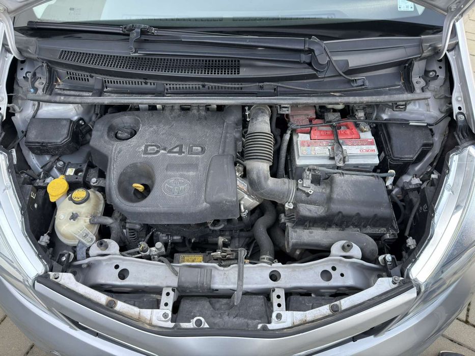 Продавам Toyota Yaris  2013г