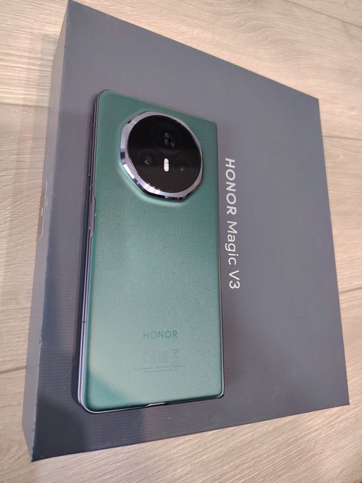 Продавам Honor Magic V3