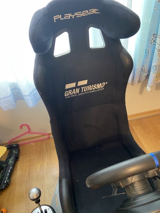 Стойка Gran Turismo, волан Trustmaster Т300 и педали