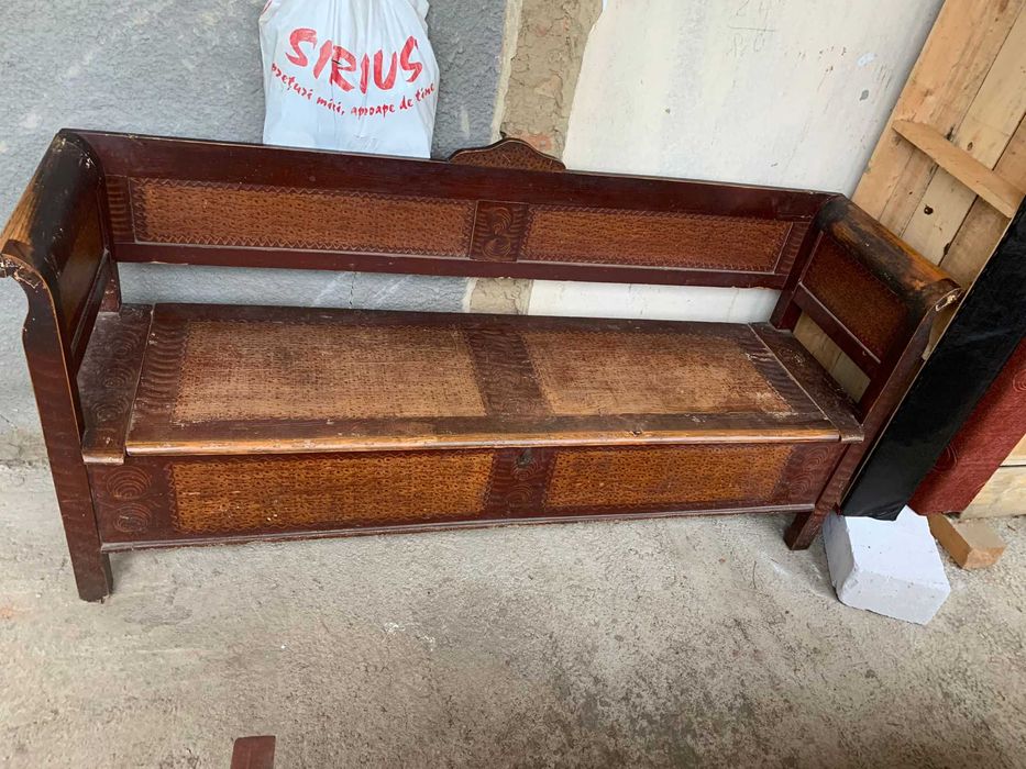 Vand 2 Canapele de lemn ( Lada ) din anii 60.