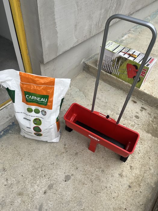 Сеялка за райграс HECHT 220,20л.48см.Нова с кутия!