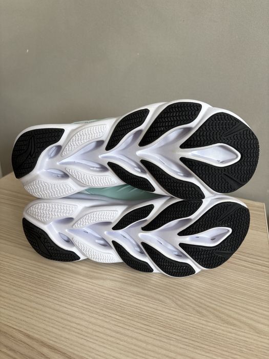 Кроссовки женские