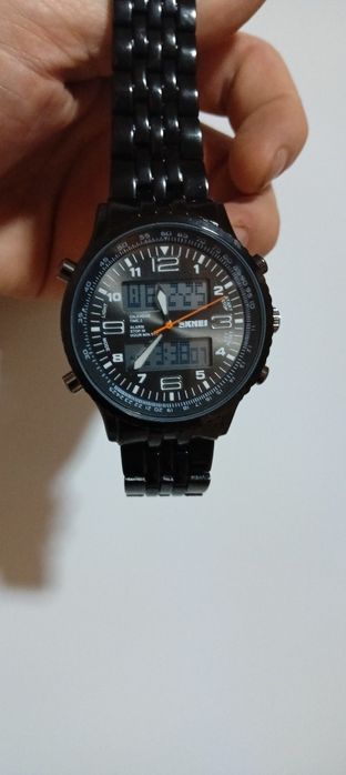 Часы модные наручные.