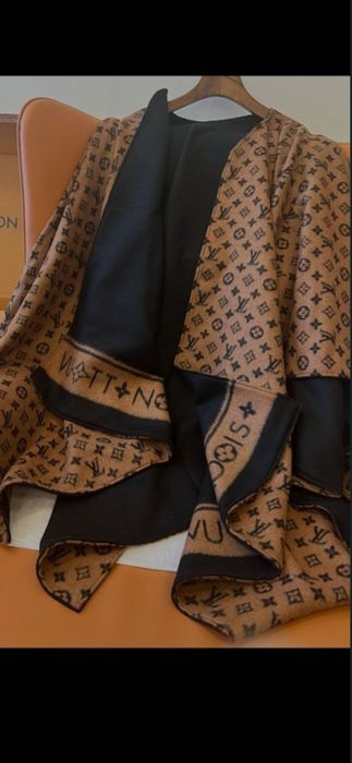 PonchoLouis Vuitton, Christian Dior, model 2026