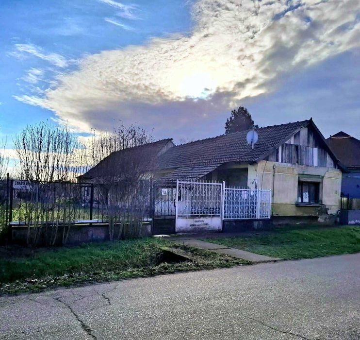 Casă demolabilă sau renovabilă lânga granită la 17 km de Oradea