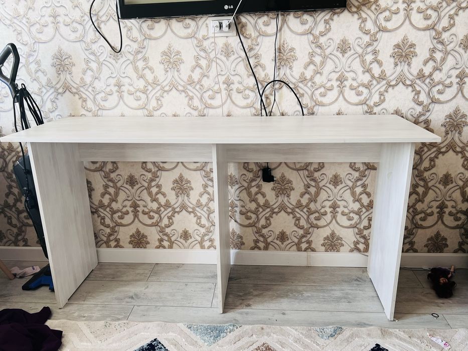 Стол и подвесной шкаф