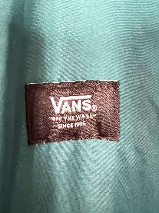 Продам недорого куртку VANS весна-осень .