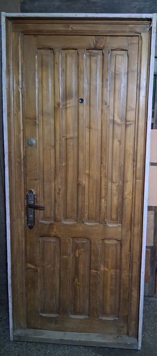 Vând o ușă masivă sculptată manual cu toc original