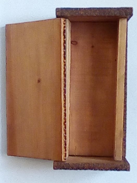 Стара дървена кутия