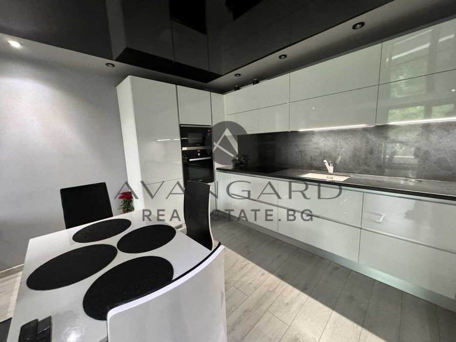 Продава се Тристаен апартамент в Пловдив, Център - 102 кв.м за 2390 €/кв.м - Снимка #2