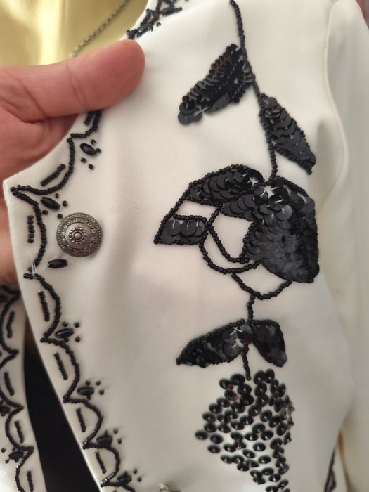 Blazer dama cu aplicații de mărgele și paiete cusute!