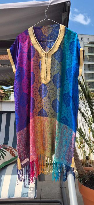 Vand rochii superbe, stil vacanta/boho/resort, marime universala, ajustabile cu cordon interior la spate deasupra taliei. Materiale naturale, fluide