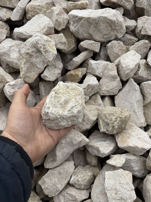 Piatra alba sparta de calcar pentru alei, garduri si decor