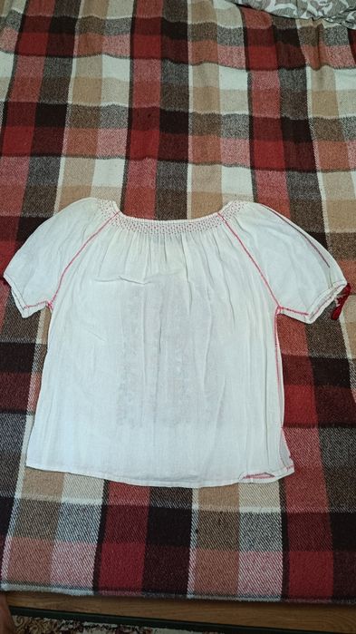 Ie tradițională lucrată manual