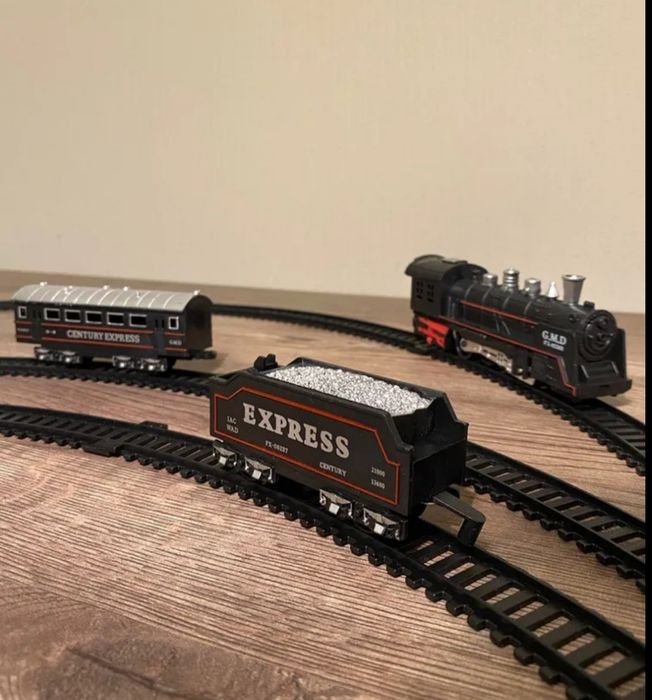 Железная дорога с поездом и вагонами