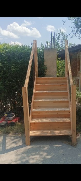 Дървено стълбище с парапет