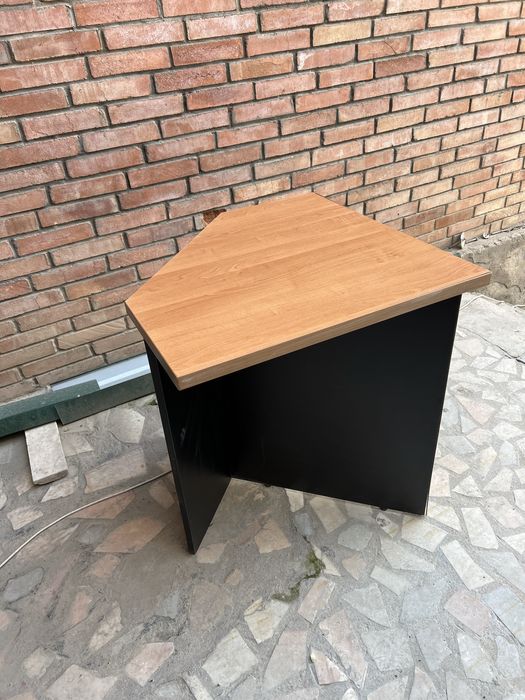 Продам Офисные столы и шкаф