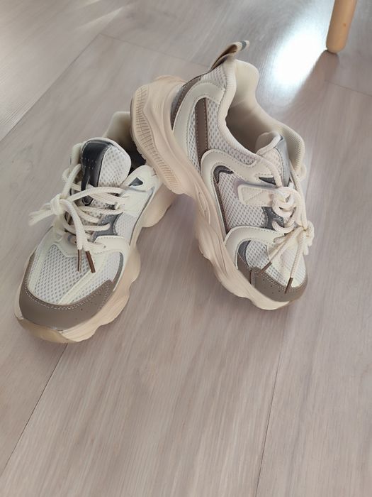 Продам новые кроссовки рр 35