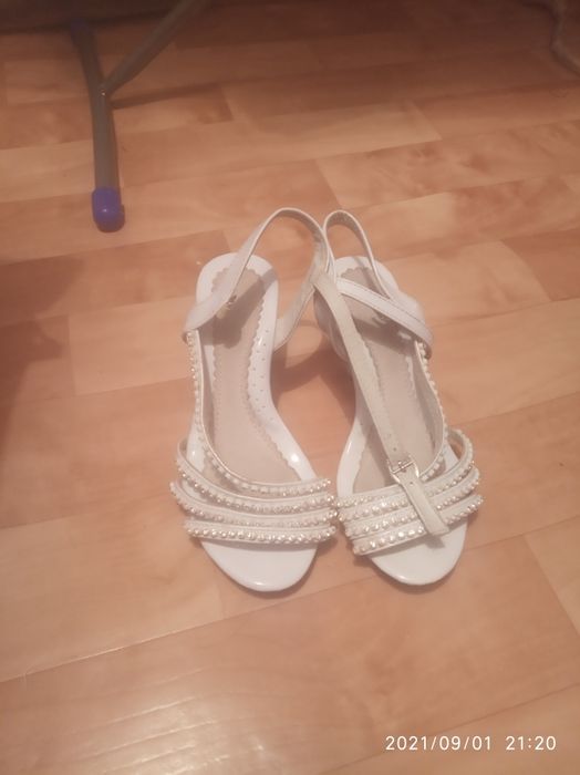 Продам туфли и босоножки для принцессы.