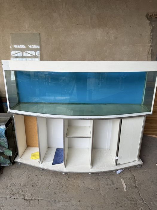 Akvarium sotiladi 600litirdan oshu ketadi razmeri 185 uzunligi