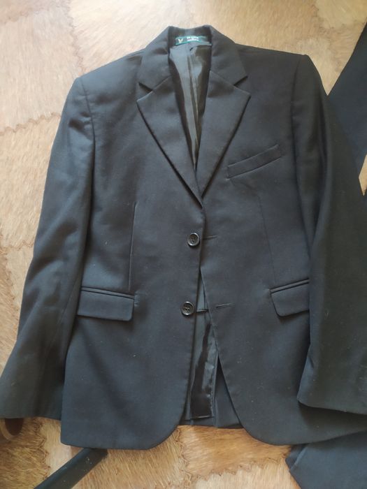 Продам школьные костюмы и рубашки