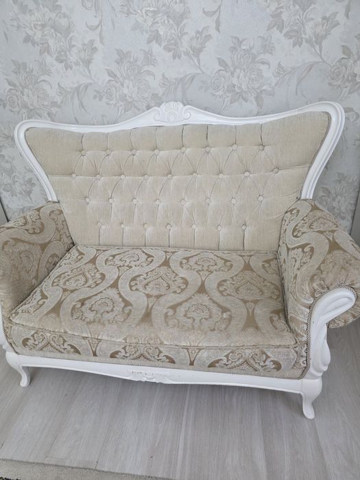 Диван резной из дерева