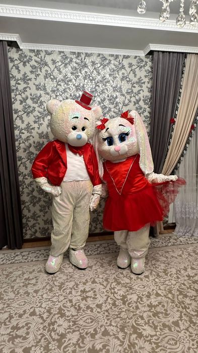 Аниматоры мишки и зайчик.