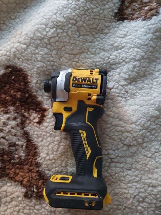 Продавам оригинални dewalt DCF850 използван малко работи перфектно